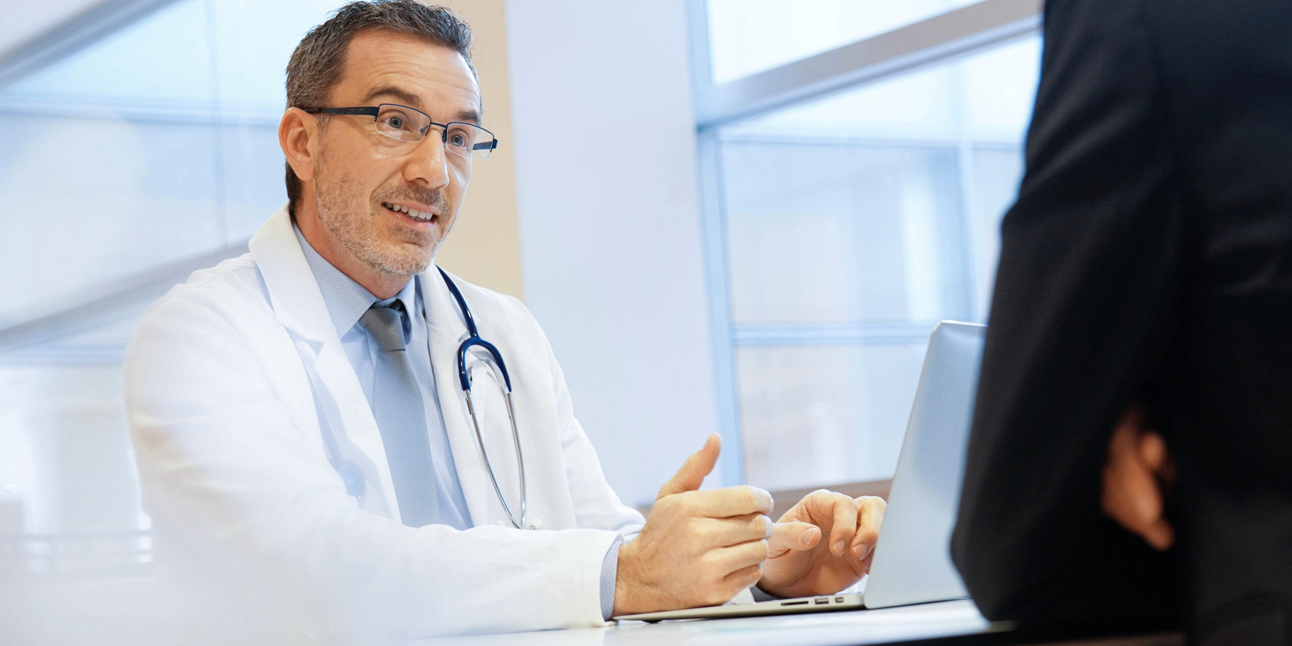 Specialist,With,Patient,In,Doctor’s,Office